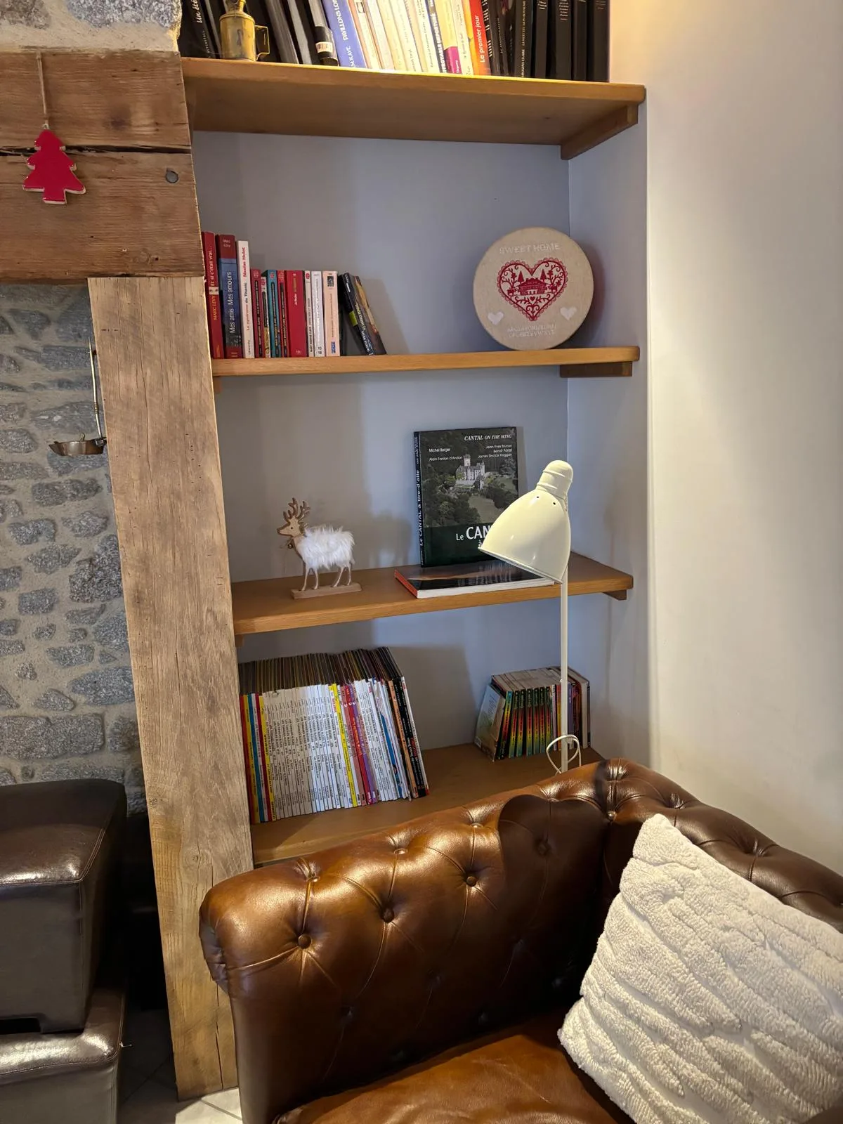 Biblioteca con divano Chesterfield in pelle, atmosfera accogliente