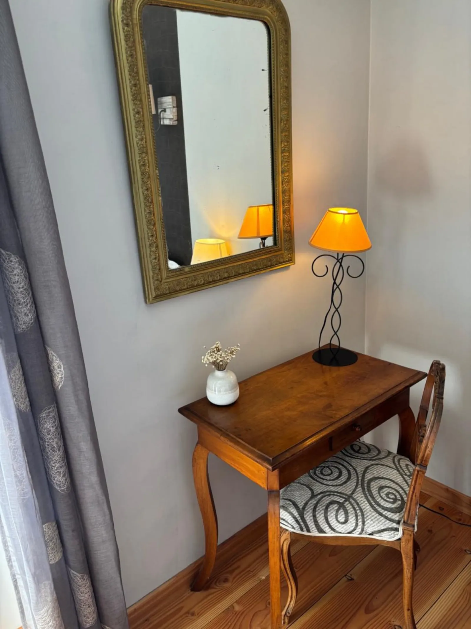 Camera con scrivania e specchio