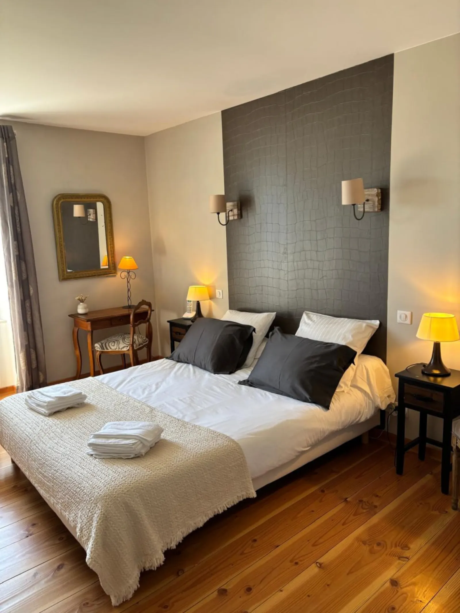 Camera king size con biancheria premium al Gîte Angèle, Cantal