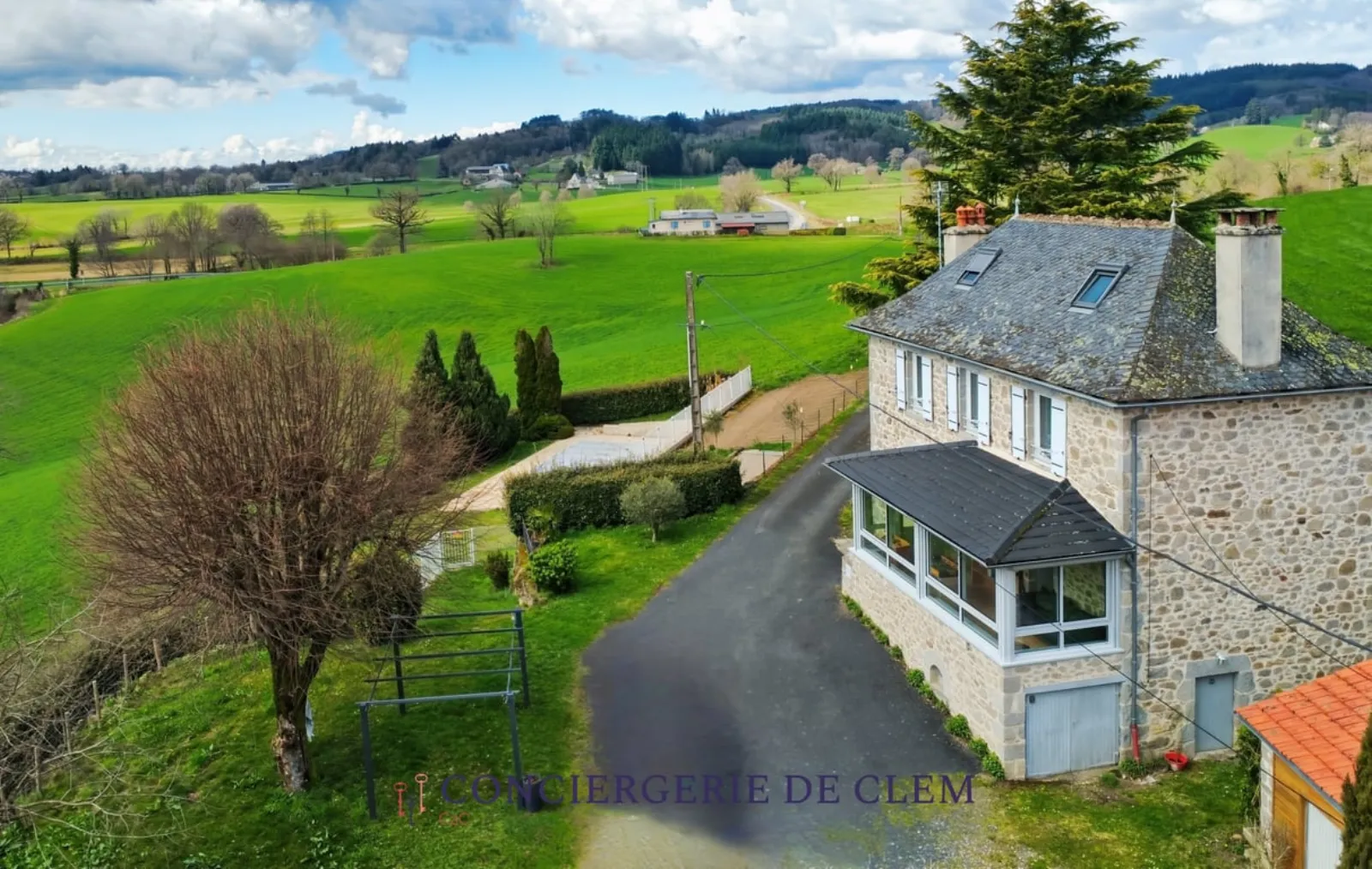 Vista aerea del gîte nella Châtaigneraie