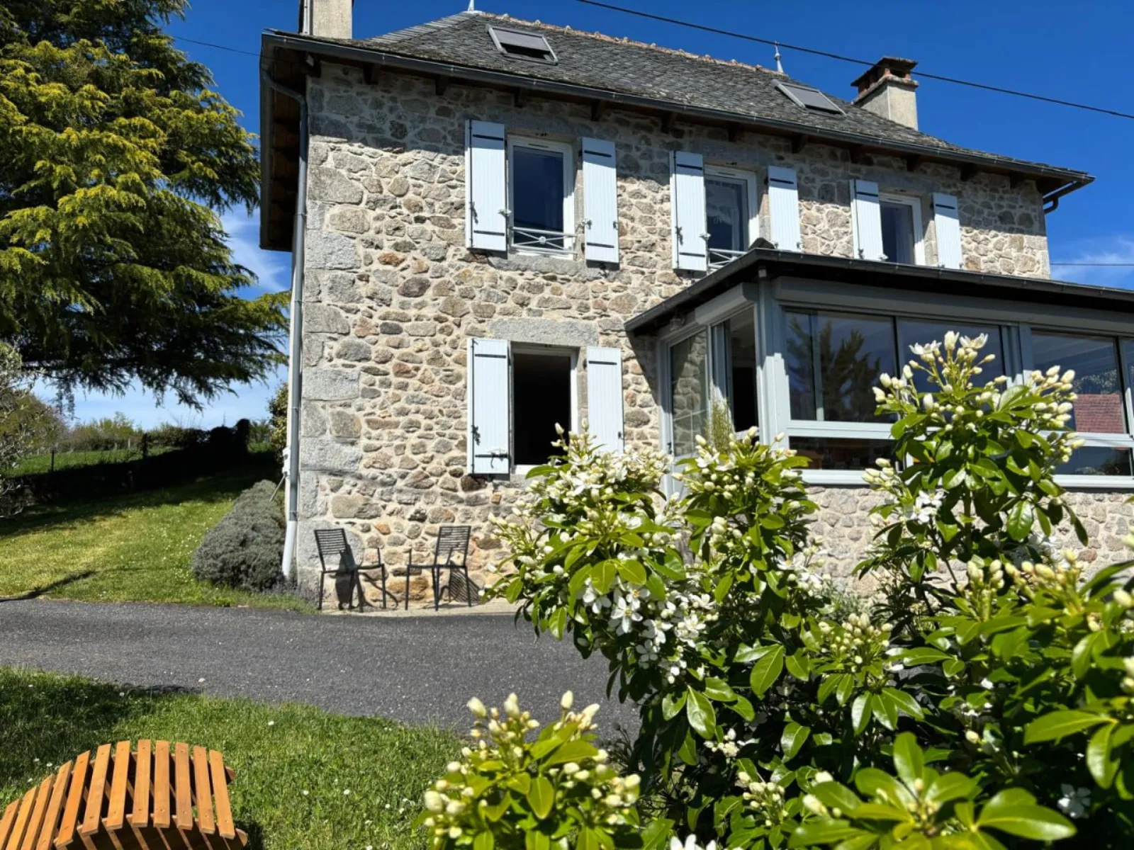 Facciata in pietra con fiori