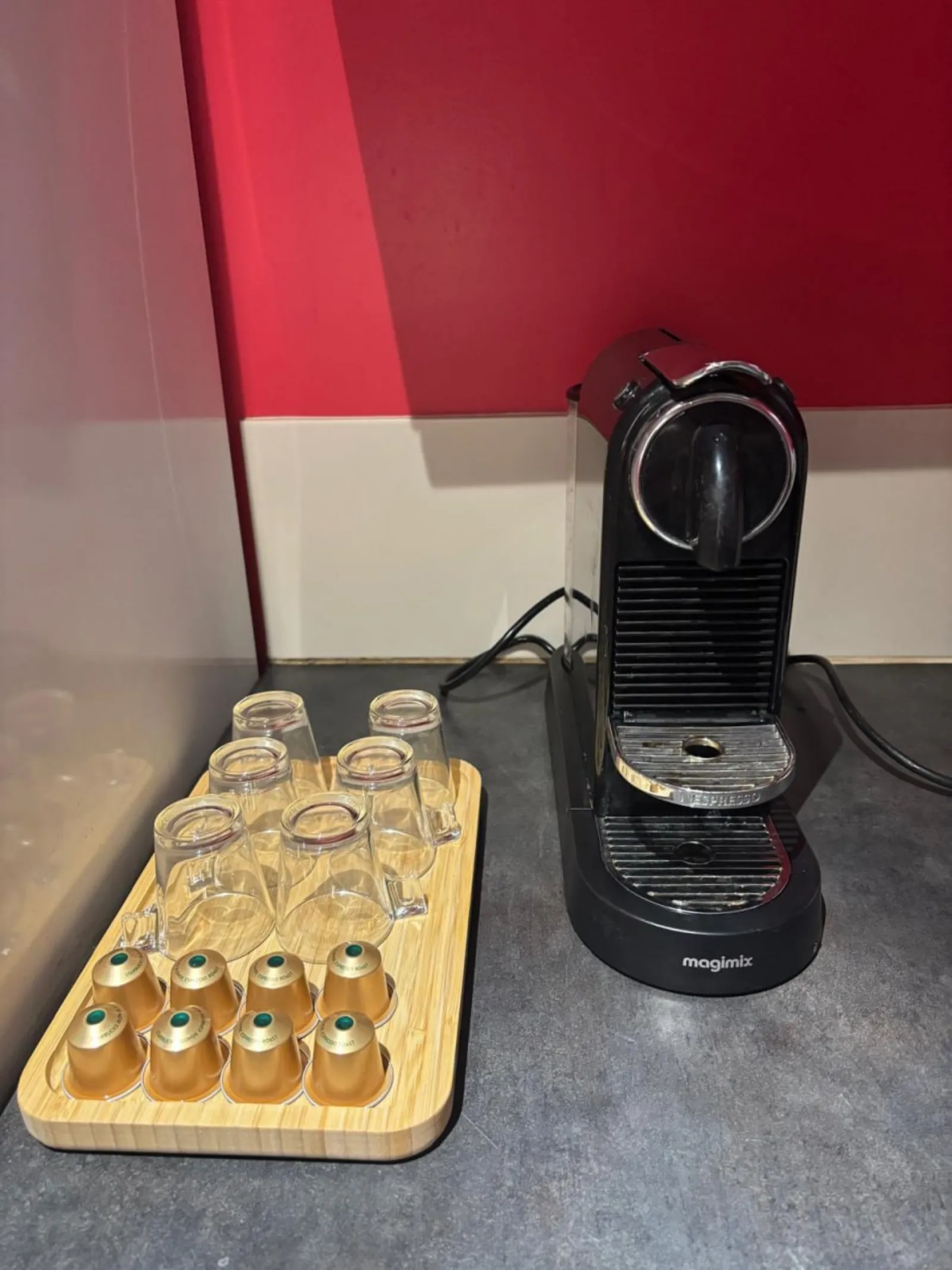 Cucina attrezzata — Nespresso, Magimix