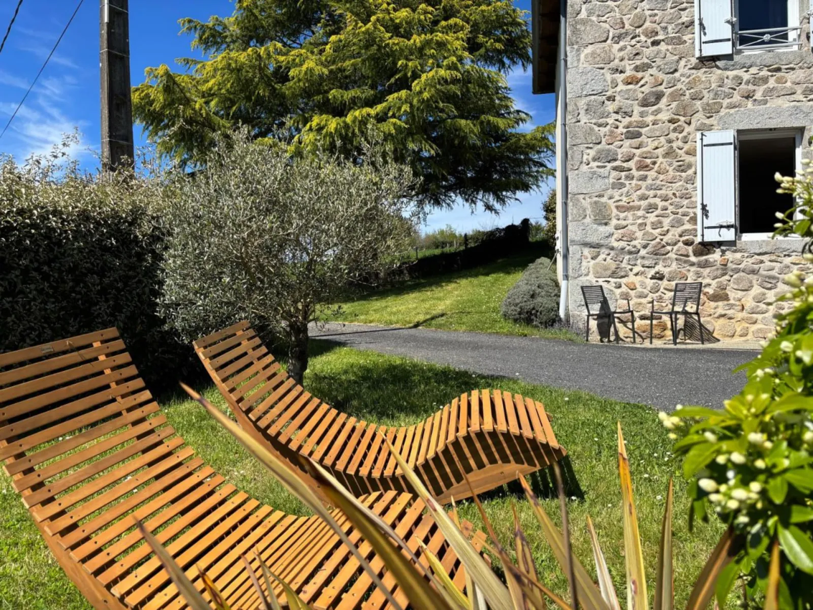 Lettini in legno davanti alla facciata in pietra