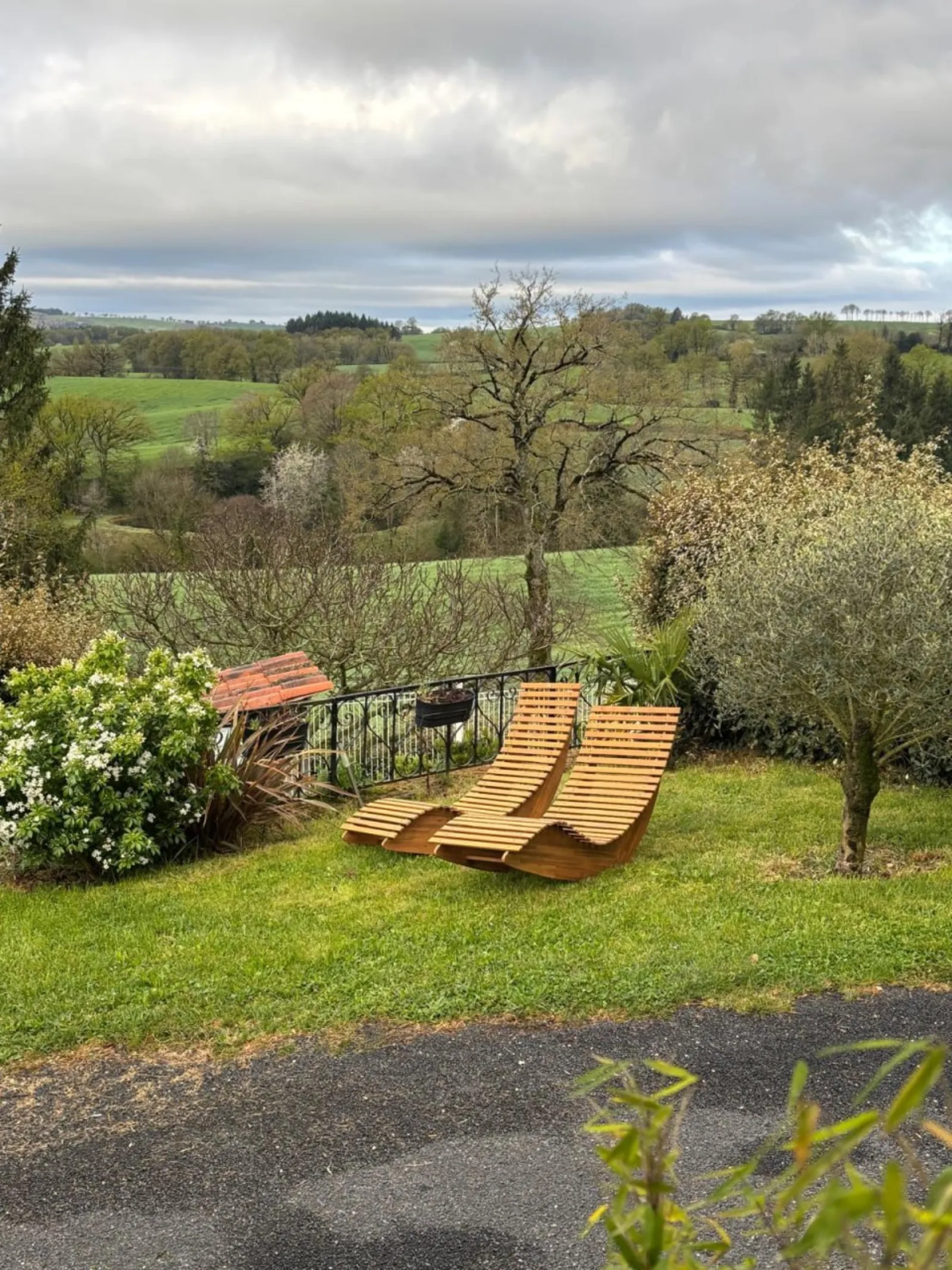 Lettini di fronte alle colline del Cantal
